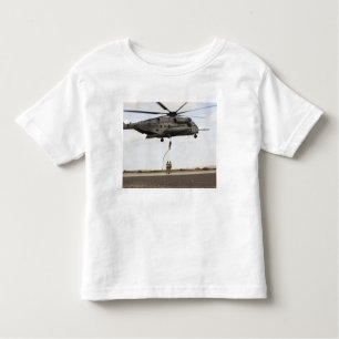 Luchtmacht pararescuemen leiden een gevechtstussen kinder shirts