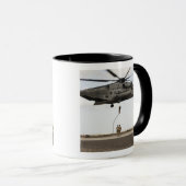 Luchtmacht pararescuemen leiden een gevechtstussen mok (Voorkant rechts)