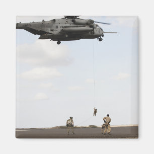 Luchtmachtpararescutie voert een gevechtsvaartuig  magneet