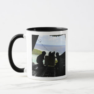 Luchtmannen duwen een pallet gedoneerde goederen u mok