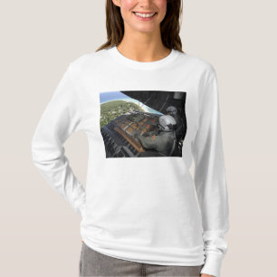 Luchtmannen duwen een pallet gedoneerde goederen u t-shirt
