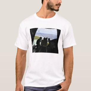 Luchtmannen duwen een pallet gedoneerde goederen u t-shirt