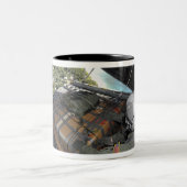 Luchtmannen duwen een pallet gedoneerde goederen u tweekleurige koffiemok (Center)