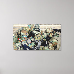Luchtmannen helpen een soldaat van het Koreaanse l Canvas Afdruk