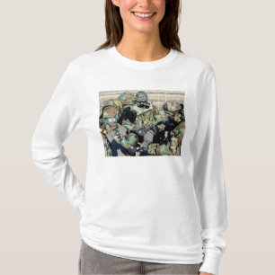 Luchtmannen helpen een soldaat van het Koreaanse l T-shirt
