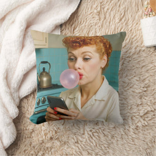 Lucille Ball sms'en op een mobiele telefoon Kussen