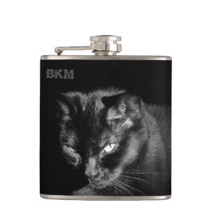 Lucky Black Cat wil een nipje Heupfles