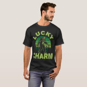Lucky Charm Bigfoot Sasquatch maakt gebruik van St T-shirt (Voorkant volledig)