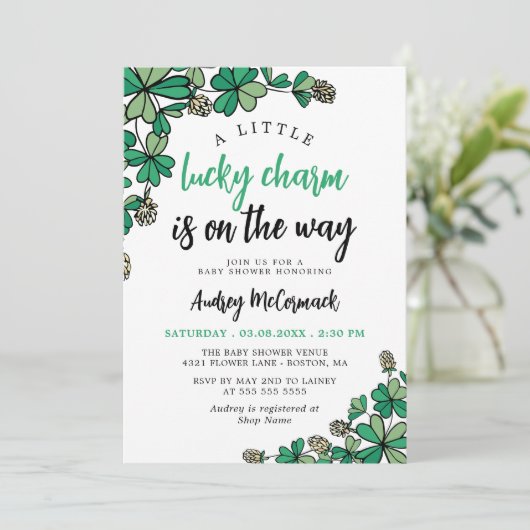 Lucky Charm On The Way Green Baby shower Kaart (Staand voorkant)