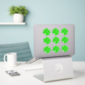 Lucky Clover Leaf & Shamrock / Ierse St. Patrick Sticker (Laptop op bureau)