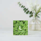 Lucky clover monogram, groene weide vierkante visitekaartje (Staand voorkant)