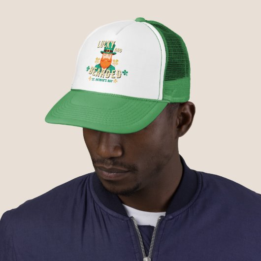 Lucky en Bearded St. Patrick's Day Leprechaun Trucker Pet (In situ)