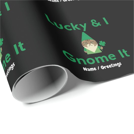  Lucky & I Gnome It Funny Sarcastic Cat St Patrick Cadeaupapier (Rol Hoek)