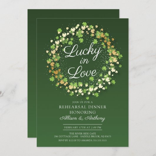 Lucky in Love Golden Shamrocks Rehearsal Dinner Kaart (Voorkant / Achterkant)