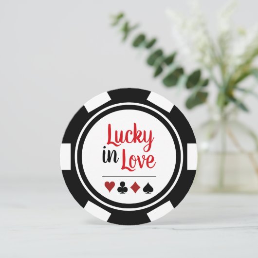 Lucky in Love Poker Chip Black White Weddenschap Kaart (Staand voorkant)