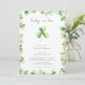 Lucky in Love Shamrock nuptiale invitation (Debout devant)