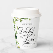 Lucky in Love Vrijgezellenfeest Green Shamrock Papieren Bekers (Voorkant)