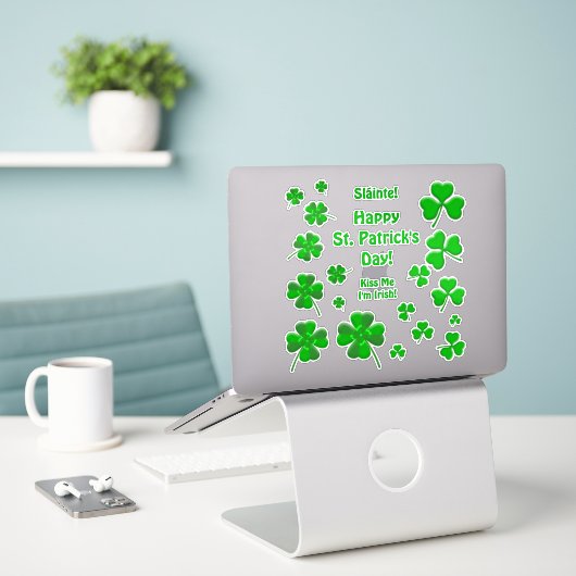 Lucky Irish Shamrocks Personalized Sticker (Laptop op bureau)