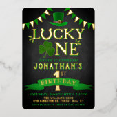 Lucky One Chalkboard 1st Birthday Real Folie Uitnodiging (Voorkant)