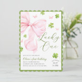 Lucky One Pink Bow 1st Birthday Invitation (Debout devant)