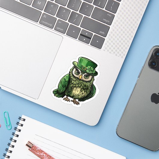Lucky Owl St. Patrick's Day Sticker (Laptop met iPhone)
