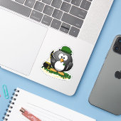 Lucky Penguin St. Patrick's Dag Sticker (Laptop met iPhone)