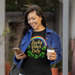 Lucky Vibes alleen shamrock Ierse regenboog op zwa T-shirt