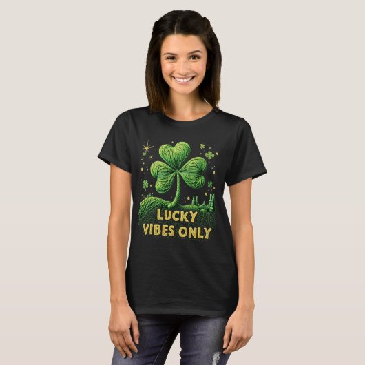 Lucky Vibes Only Yarn Clover St. Patrick's Day T-shirt (Voorkant volledig)