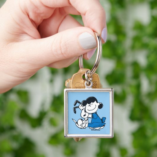 Lucy Hugging Snoopy Sleutelhanger (Hand)