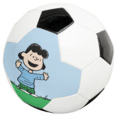 Lucy met wapenbreed voetbal (Drie kwart)