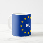 L'UE d'Union européenne marquent la tasse de café (Devant gauche)