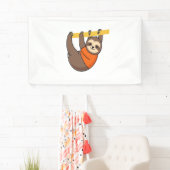 Luiaard Hangen op Branch met Sinaasappel Spandoek (Insitu)