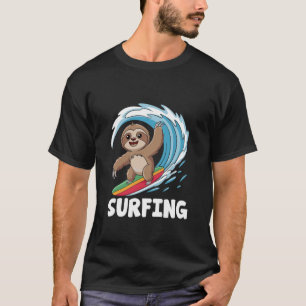 Luiaard speelt surfen surfer surf oceaan golf wate t-shirt