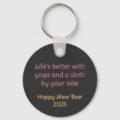Luiaard Yoga Sleutelhanger - Meer Yoga Minder Dram (Achterkant)