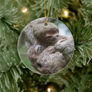 Luiaardbaby met moeder hangend aan een boom keramisch ornament
