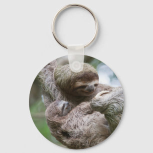Luiaardbaby met moeder hangend aan een boom sleutelhanger