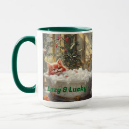 Luie en gelukkige rode kat in luxe bad mok