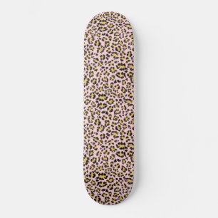 Luipaard op roze skateboard