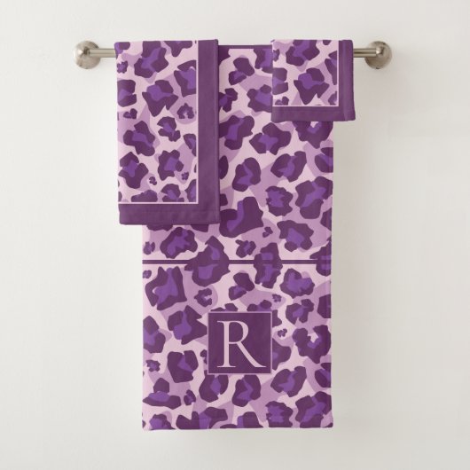 Luipaard print en monogram in paarse tinten bad handdoek (Insitu)