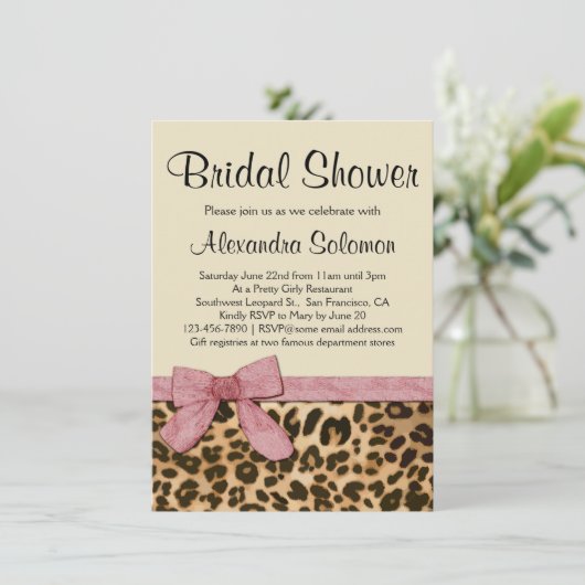Luipaard Print Roze Bow Bruidsdouche uitnodiging (Staand voorkant)