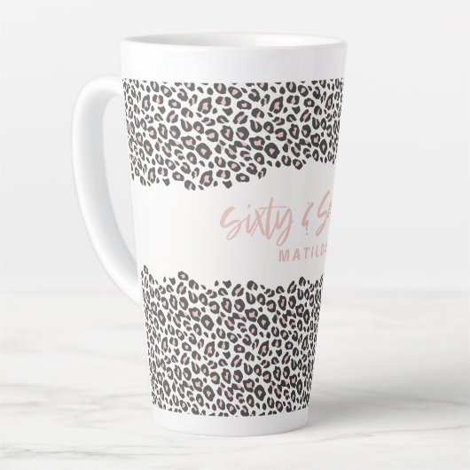 Luipaard print roze zestig en sassy 60ste verjaard latte mok (Linkerhoek)