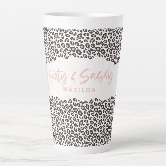 Luipaard print roze zestig en sassy 60ste verjaard latte mok (Voorkant)