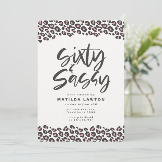 Luipaardprint roze en zwart zestig en sassy 60ste aankondiging (Staand voorkant)