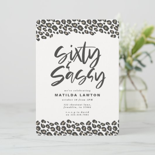 Luipaardprint zestig en sassy 60ste verjaardagsfee aankondiging (Staand voorkant)