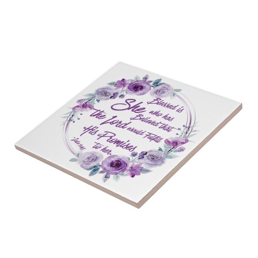 Lukas 1:45 Gezegend is zij met Paarse bloemen Tegeltje (Zijkant)