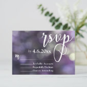Lumière Bokeh Violet & Typographie 32 RSVP (Debout devant)