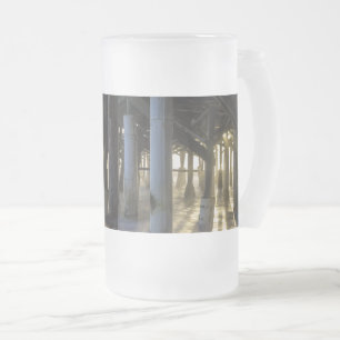 Lumière Dorée Brille À Travers De La Mug De Bière