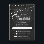Lumières Manger, boire et être marié Carte RSVP de<br><div class="desc">Éclairage à cordes brillantes Black Chalkboard Mangez Boire & Soyez Marié Cartes de réponse Mariage.</div>