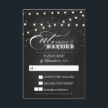 Lumières Manger, boire et être marié Carte RSVP de<br><div class="desc">Éclairage à cordes brillantes Black Chalkboard Mangez Boire & Soyez Marié Cartes de réponse Mariage.</div>
