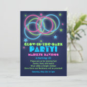 Luminosité dans l'obscurité des invitations de la (Debout devant)